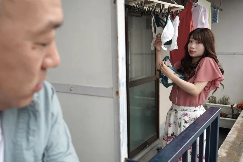 Gã nhà sát bên chuyên soi mói và cặp vợ yêu ông xã thường xuyên rên la quá to