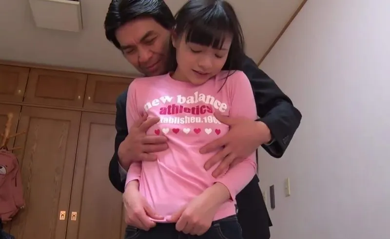 Bố dượng dụ đứa em gái nhỏ riêng ngây thơ của vợ