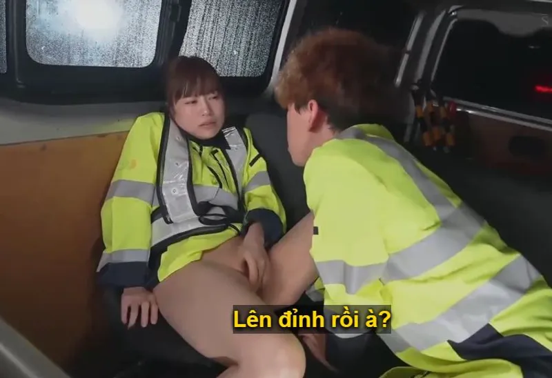 Người vợ đi làm kiếm thêm phụ gã chồng rồi lại rung động với cậu trai trẻ vì thiếu thốn